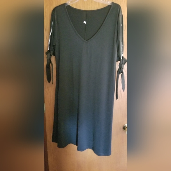 SIMPLE BLACK DRESS XL V-NECK - Picture 1 of 4